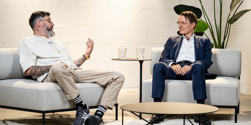 Karl Lauterbach (SPD, r), Bundesminister für Gesundheit, und Sido, Rapper, diskutieren über das Thema der Cannabis-Legalisierung. - Foto: Fabian Sommer/dpa