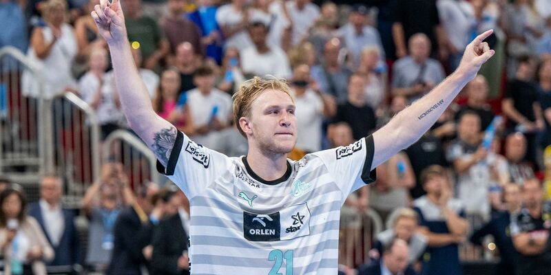 Beim 36:25-Sieg gegen den HBW Balingen-Weilstetten erzielte Eric Johansson neun Tore. - Foto: David Inderlied/dpa