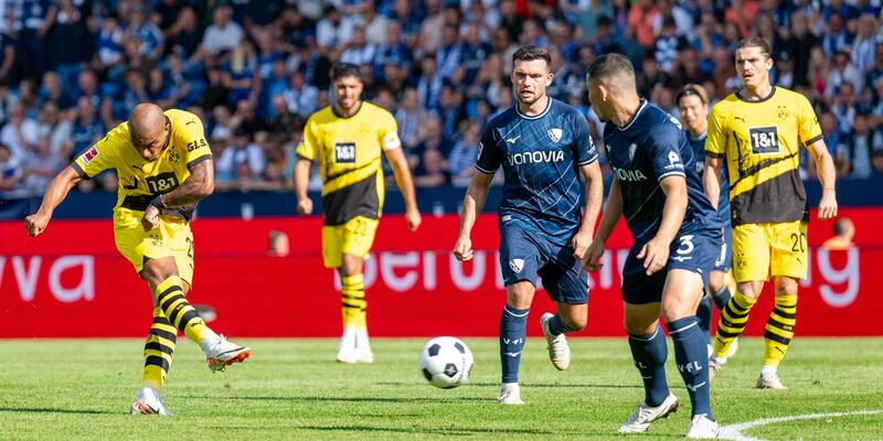 Frust und Ratlosigkeit: Dortmunds Emre Can (l-r), Nico Schlotterbeck und Julian Brandt - Foto: David Inderlied/dpa