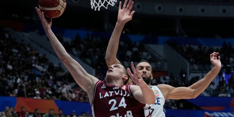 Frankreichs Basketballer um Rudy Gobert (r) haben bei der Weltmeisterschaft enttäuscht. - Foto: Achmad Ibrahim/AP/dpa