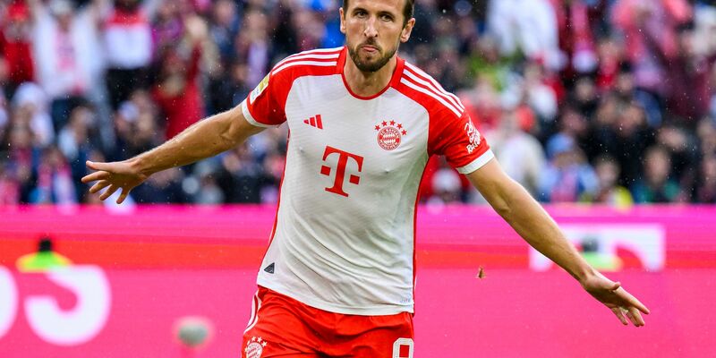 Ball frei für eine große Bayern-Woche: Torwart Manuel Neuer. - Foto: Tom Weller/dpa