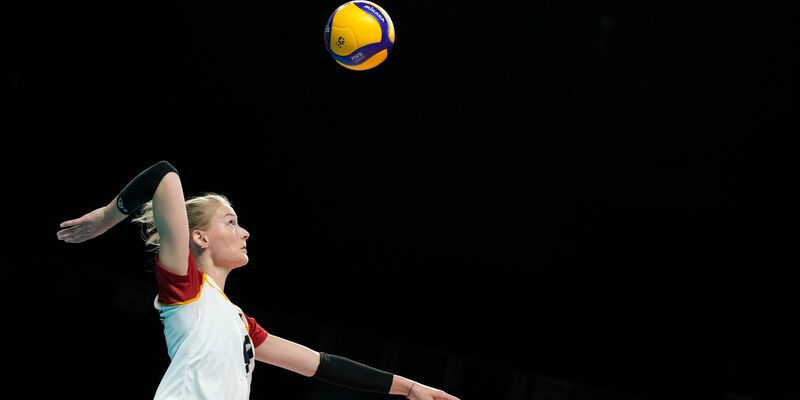 Die deutschen Volleyballerinnen um Lina Alsmeier haben 0:3 gegen Polen verloren. - Foto: Virginia Mayo/AP/dpa