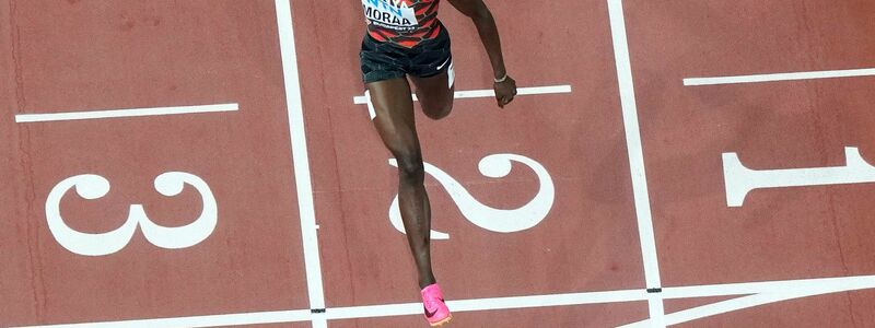 Mary Moraa aus Kenia jubelt, als sie im 800-Meter-Finale als Erste die Ziellinie überquert. - Foto: David J. Phillip/AP/dpa