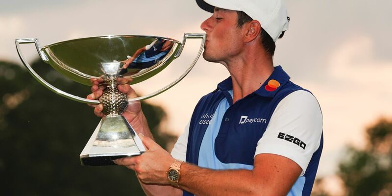 Der Norweger Viktor Hovland strich für seinen Triumph in Atlanta einen Bonus über 18 Millionen US-Dollar ein. - Foto: John Bazemore/AP/dpa