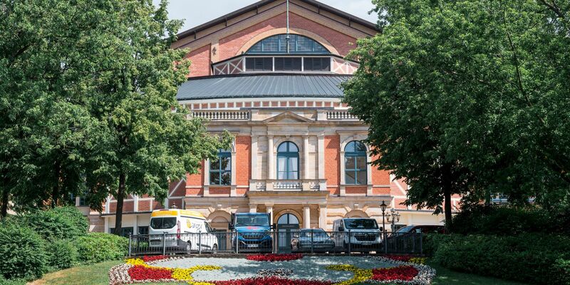 Das Bayreuther Festspielhaus. - Foto: Daniel Vogl/dpa