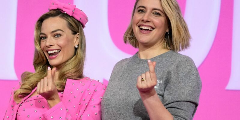 Hauptdarstellerin Margot Robbie (l) und Regisseurin Greta Gerwig stellen «Barbie» in Seoul vor. - Foto: Lee Jin-man/AP/dpa