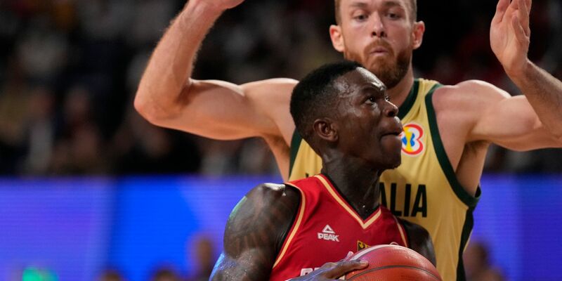 Deutschlands Guard Dennis Schröder (vorne) in Aktion gegen Australiens Forward Nick Kay. - Foto: Hiro Komae/AP/dpa