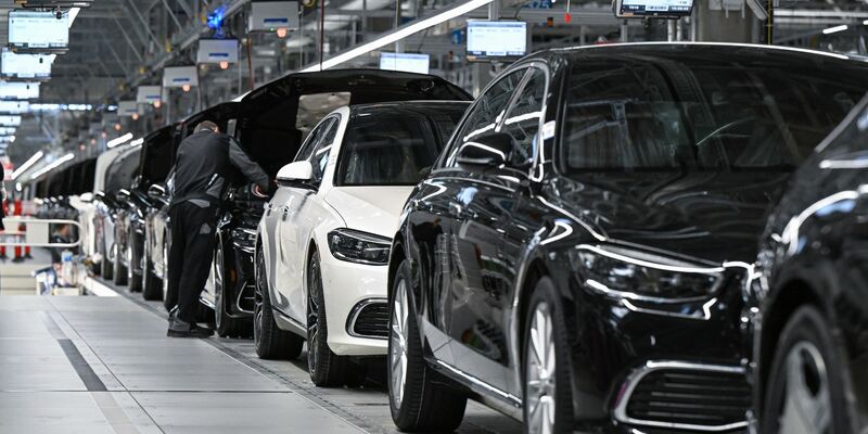 Die weltweit größten Autokonzerne verzeichnen in Summe gute Umsätze und Gewinne. - Foto: Bernd Weißbrod/dpa