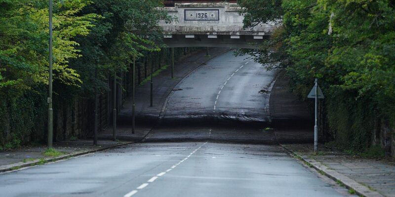 Ein Blick auf den Queens Drive in Liverpool. Bei einer Überflutung starben hier zwei Menschen. - Foto: Peter Byrne/PA Wire/dpa