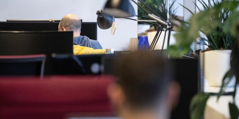 Entgegen der Selbsteinschätzung der Arbeitnehmer hat sich die tarifliche oder betriebsübliche Wochenarbeitszeit bei Vollzeit laut Institut für Arbeitsmarkt- und Berufsforschung zwischen 2010 und 2022 etwas verlängert. - Foto: Sebastian Gollnow/dpa