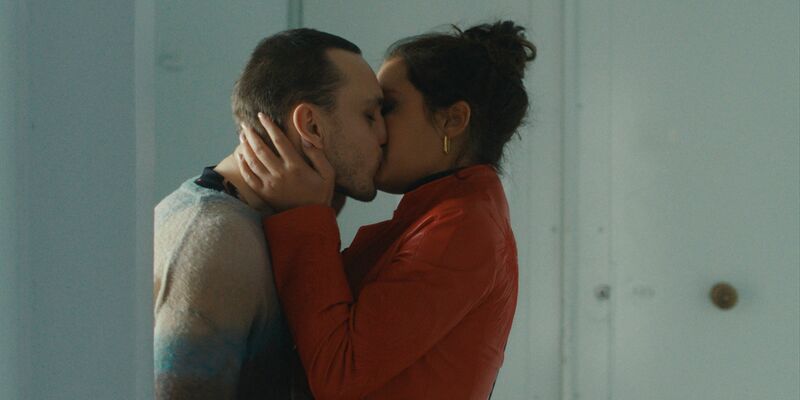 Franz Rogowski als Tomas und Ade?le Exarchopoulos als Agathe in einer Szene des Films «Passages». - Foto: -/Courtesy MUBI/dpa