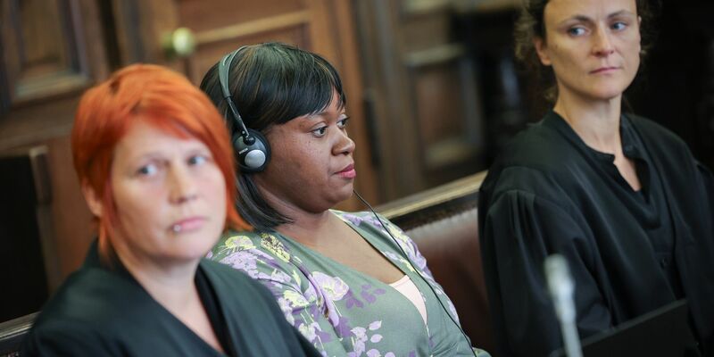 Die Angeklagte (M) ist vom Landgericht Hamburg in dem Mordprozess freigesprochen worden. - Foto: Christian Charisius/dpa