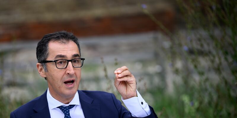 Bundeslandwirtschaftsminister Cem Özdemir (Bündnis 90/Die Grünen) bei der Vorstellung des amtlichen Ernteberichts 2023. - Foto: Bernd von Jutrczenka/dpa