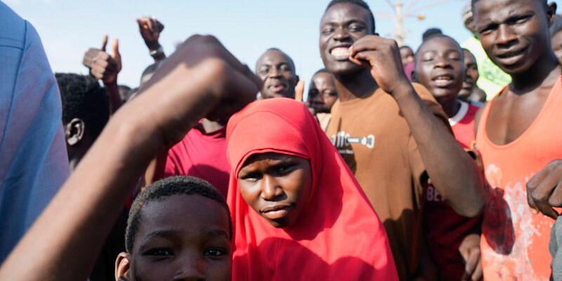 Junge Menschen im Niger. Der französische Präsident Emmanuel Macron besteht darauf, dass auch nach dem Putsch trotz eines gestellten Ultimatums Frankreichs Botschafter im Land bleiben soll. - Foto: Sam Mednick/AP/dpa