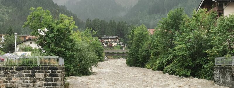 Aufgrund des Dauerregens ist der Fluss Ziller im Tiroler Zillertal stark angestiegen. - Foto: Alexandra Schuler/dpa