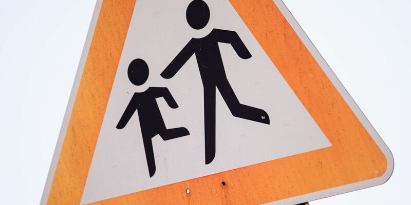 Knapp 2,2 Millionen der etwa 14,3 Millionen Kinder und Jugendlichen unter 18 fallen in die Kategorie «armutsgefährdet», weil sie etwa in Haushalten mit entsprechend geringen Einkommen leben. - Foto: Rolf Vennenbernd/dpa