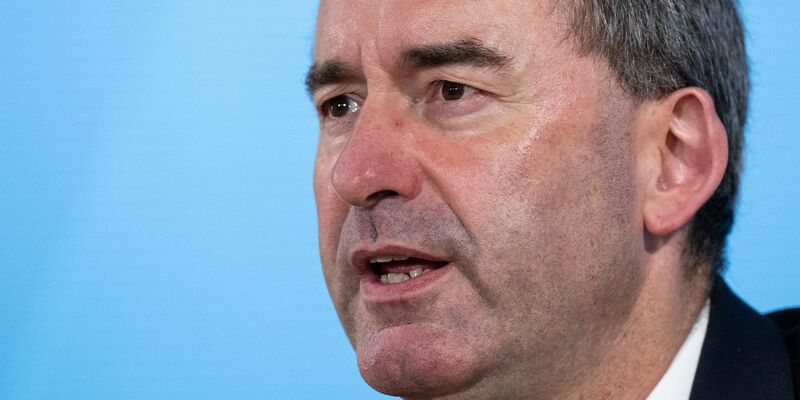 «Wir sind der Wahlsieger dieser Landtagswahl in dieser Bayern-Koalition», sagte Hubert Aiwanger von den Freien Wählern. - Foto: Sven Hoppe/dpa