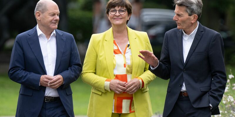 Bundeskanzler Olaf Scholz, SPD-Chefin Saskia Esken und SPD-Fraktionschef Rolf Mützenich (r) bei der Klausurtagung in Wiesbaden. - Foto: Boris Roessler/dpa