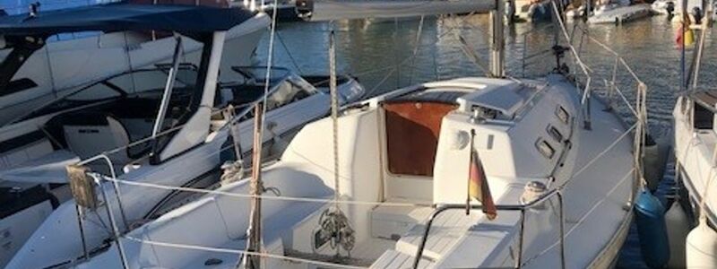 Mit diesem Segelboot sind die beiden Segler aus Deutschland am Sonntag von Cala Galdana auf Menorca aufgebrochen. - Foto: ---/Salvamento Maritimo/dpa