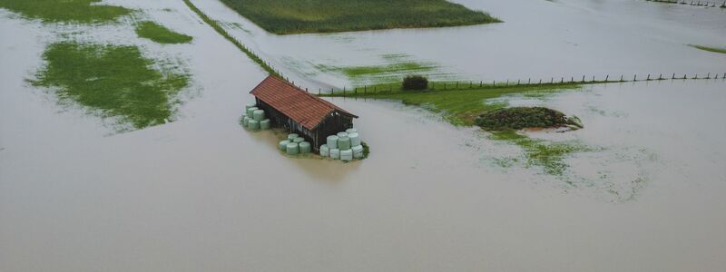 Überflutete Felder im österreichischem Uttendorf. - Foto: Expa/ Jfk/APA/dpa