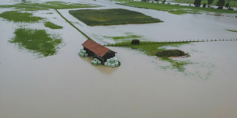 Überflutete Felder im österreichischem Uttendorf im Salzburger Land. - Foto: Expa/ Jfk/APA/dpa