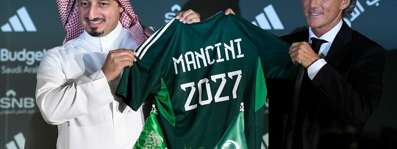 Roberto Mancini (r) und Yasser Al Misehal, der Präsident des saudi-arabischen Fußballverbandes, bei der Vorstellung des neuen Nationaltrainers. - Foto: Uncredited/AP/dpa