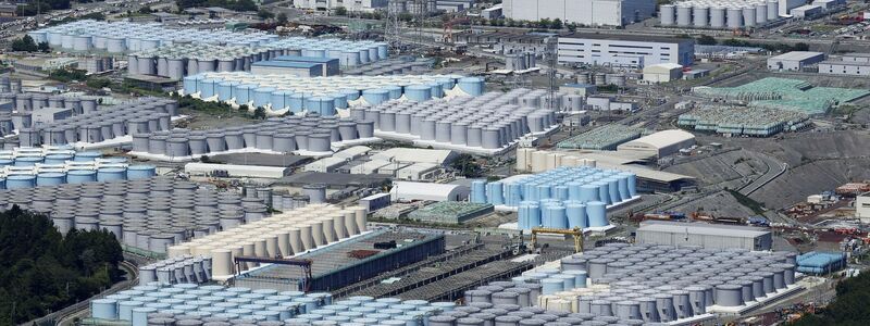 Die Tanks mit dem Kühlwasser auf dem Gelände der japanischen Atomruine Fukushima. - Foto: Uncredited/Kyodo News/AP/dpa