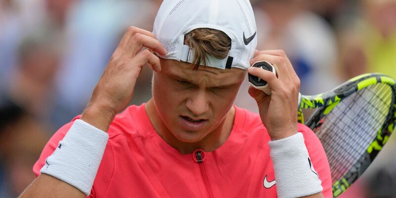 Der Däne Holger Rune hat überraschend sein Erstrundenmatch bei den US Open verloren. - Foto: John Minchillo/AP/dpa