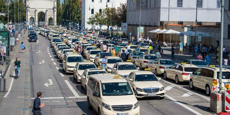 Münchner Taxifahrer können vorab bestellte Fahrten ab September zu Festpreisen anbieten. - Foto: Lino Mirgeler/dpa