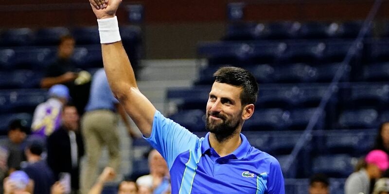 Der Serbe Novak Djokovic lässt sich nach seinem Sieg feiern. - Foto: Frank Franklin II/AP/dpa