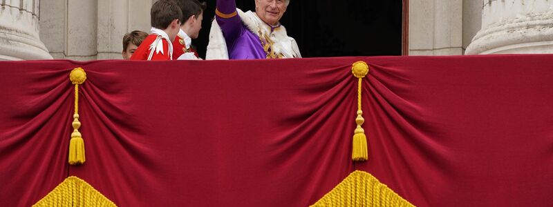 König Charles III. winkt nach der Krönungszeremonie vom Balkon des Buckingham-Palastes. - Foto: Stefan Rousseau/PA Wire/dpa