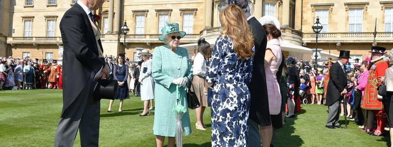 Die britische Königin Elizabeth II. 2018 bei einem Gartenfest im Buckingham Palast. - Foto: John Stillwell/PA Wire/dpa
