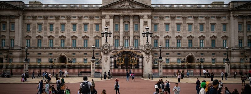 Touristen vor den Toren des Buckingham-Palasts, der in wenigen Wochen schließt. - Foto: Aaron Chown/PA Archive/dpa