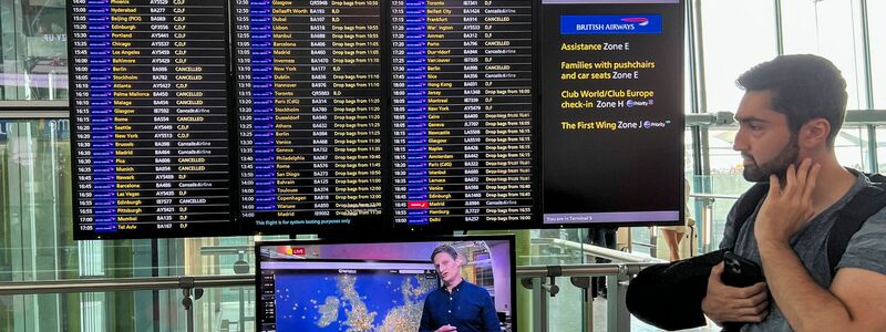 Abflugtafel am Flughafen Heathrow.  Reisende müssen bei Flügen nach und aus Großbritannien mit Verspätungen rechnen. - Foto: Alberto Pezzali/AP