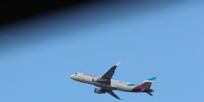 Ein Airbus von Eurowings konnte wegen eines Unwetters nicht auf Ibiza landen (Archivbild). - Foto: Bodo Marks/dpa