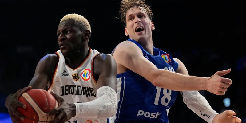 Isaac Bonga (l) sichert den Basketball gegen den Finnen Mikael Jantunen. - Foto: Hiro Komae/AP