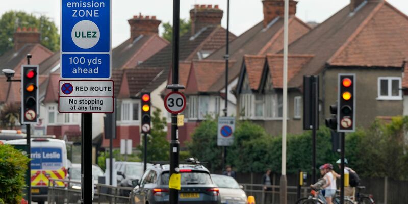 Ein Straßenschild markiert den Beginn der Ultra Low Emission Zone (ULEZ). Begleitet von scharfer Kritik der konservativen britischen Regierung ist die Londoner Umweltzone auf das gesamte Stadtgebiet ausgeweitet worden. - Foto: Frank Augstein/AP/dpa