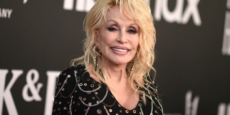 Dolly Parton bei der Einführungszeremonie der Rock & Roll Hall of Fame 2022. - Foto: Richard Shotwell/Invision via AP/dpa