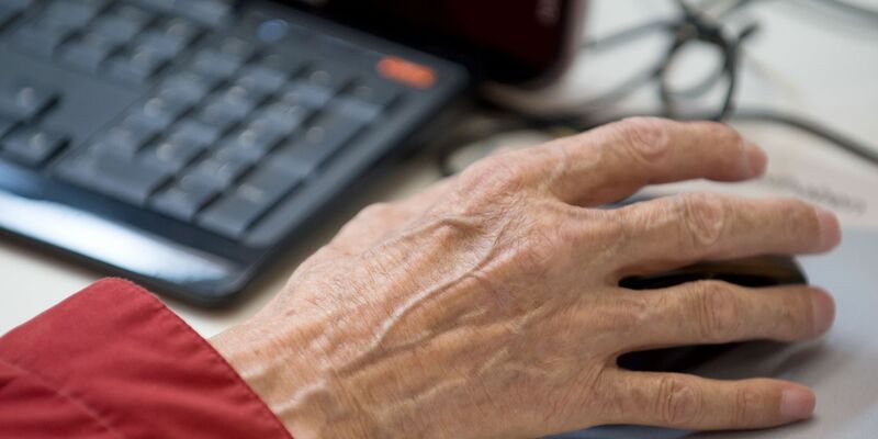 In der Altersspanne zwischen 55 und 64 gingen 1955 geborene Männer laut Studie im Schnitt 7,3 Jahre einem bezahlten Job nach, wie das Bundesinstitut für Bevölkerungsforschung mitteilt. - Foto: Tim Brakemeier/dpa