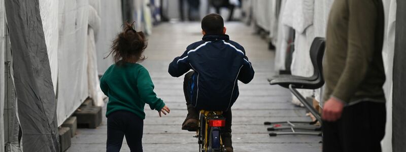 In den Zeiten der größten Überlastung wurden mancherorts Geflüchtete in Sporthallen einquartiert. (Archivbild) - Foto: Arne Dedert/dpa