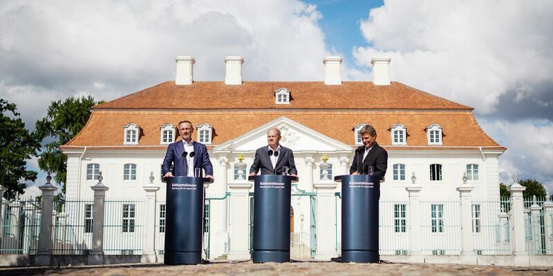 Bundeskanzler Olaf Scholz (SPD), Wirtschaftsminister Robert Habeck (Grüne) und Finanzminister Christian Lindner (FDP) geben am 31.08.2022 vor dem Schloss Meseberg eine Pressekonferenz. - Foto: Kay Nietfeld/dpa