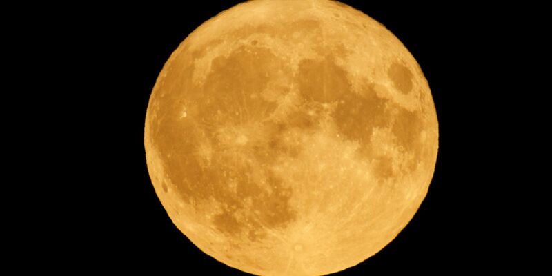 Der Vollmond war Anfang August über dem Tempelhofer Feld zu sehen. - Foto: Carsten Koall/dpa