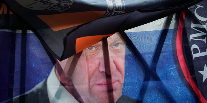 Blick auf ein Porträt des russischen Söldnerführers Prigoschin an einer informellen Gedenkstätte in Moskau für die bei dem Flugzeugabsturz ums Leben gekommenen Mitglieder der Wagner-Gruppe. - Foto: Alexander Zemlianichenko/AP/dpa