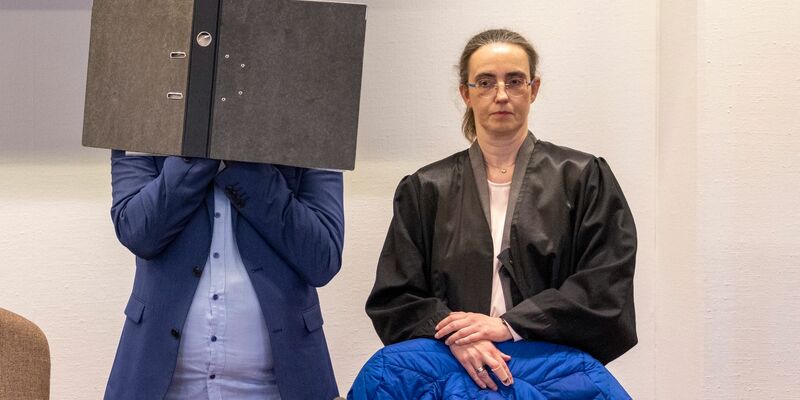 Der Angeklagte neben seiner Rechtsanwältin im Kölner Landgericht. Der Mann wurde zu einer langen Haftstrafe verurteilt. - Foto: Thomas Banneyer/dpa