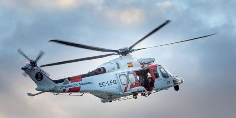 Die spanische Seenotrettung hat mit Schiffen und Hubschraubern die Suche nach zwei deutschen Seglern vor Mallorca fortgesetzt. - Foto: Salvamento Maritimo/dpa