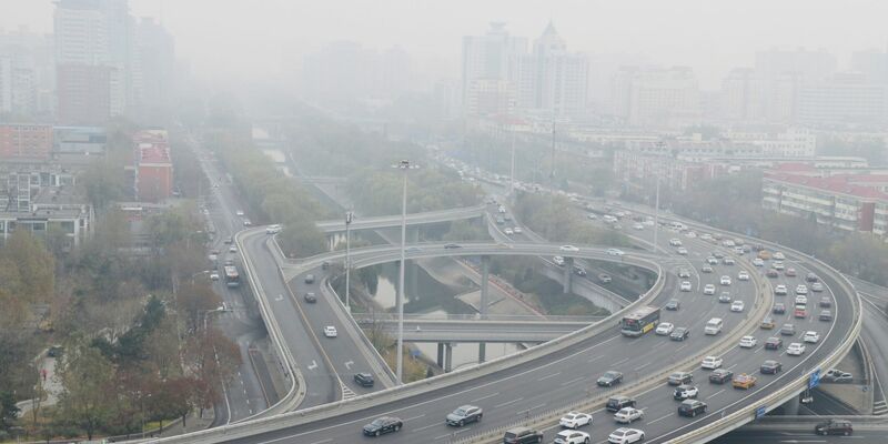 Dichter Smog über der chinesischen Großstadt Peking. - Foto: Song Jiaru/Sipa Asia/SIPA Asia via ZUMA Press Wire/dpa