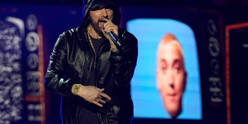 Rapper Eiminem bei der  Einführungszeremonie der Rock & Roll Hall of Fame 2022. - Foto: Chris Pizzello/Invision/AP/dpa
