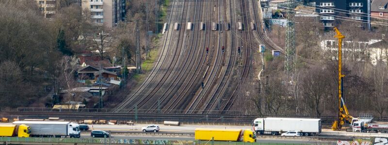 Die achtspurige Bahnstrecke am Autobahnkreuz Kaiserberg in Duisburg, an dem Bauarbeiten stattfinden sollen. - Foto: Christoph Reichwein/dpa