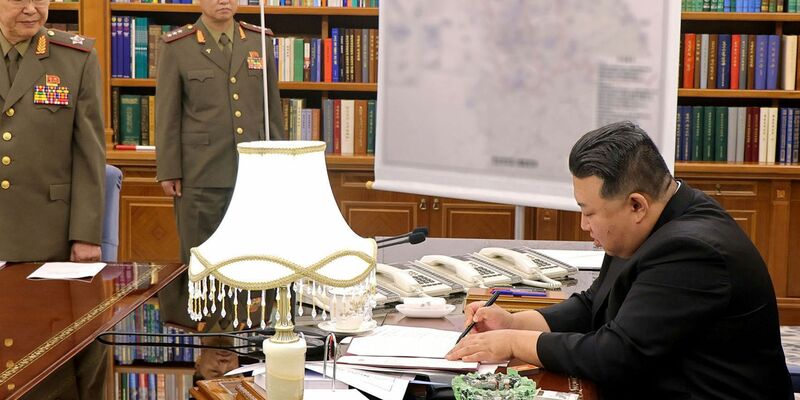 Dieses Bild soll Nordkoreas Machthaber Kim Jong Un im Hauptquartier der Arbeiterpartei in Pjöngjang zeigen. Die Aufnahme wurde von der staatlichen nordkoreanischen Nachrichtenagentur KCNA zur Verfügung gestellt. Sein Inhalt kann nicht unabhängig verifiziert werden. - Foto: -/kcna via kns/dpa