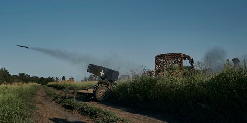 Ukrainische Soldaten feuern ein Mini-Mehrfachraketen-System auf russische Stellungen ab. - Foto: LIBKOS/AP/dpa/Archiv